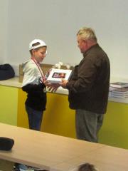 Miklavžev šahovski turnir Zmagovalec Matic prejema nagrado